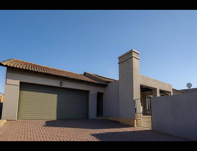 3 BEDROOM HOUSE FOR SALE IN THATCHFIELD